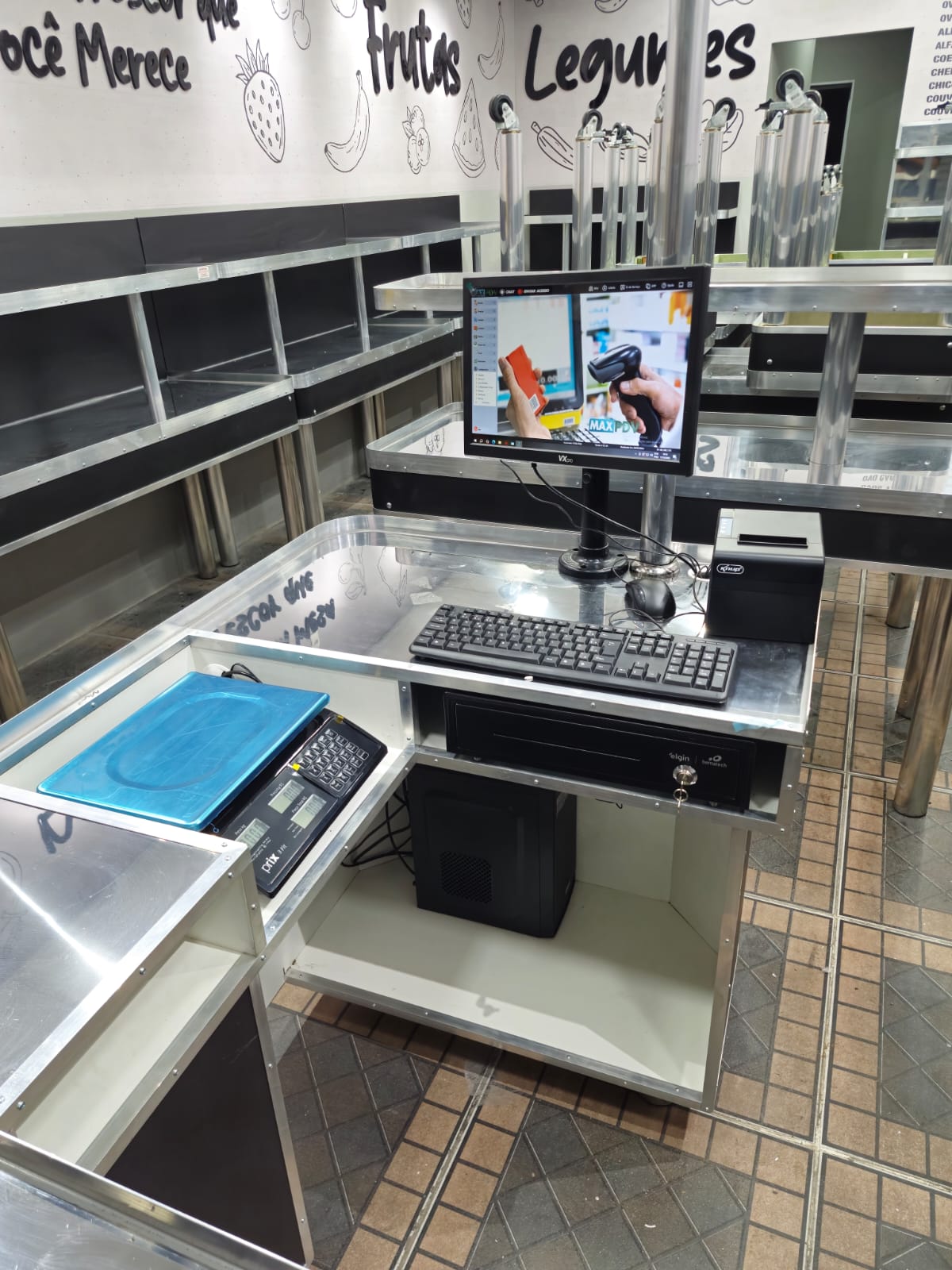 Montagem de Computadores — Estação de caixa montada e testada