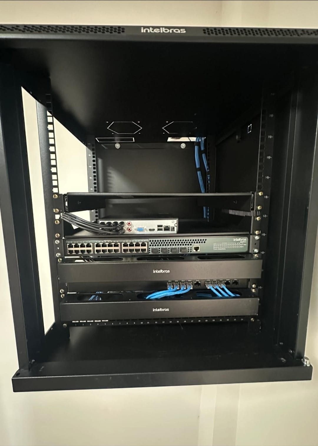 Infraestrutura de Redes — Rack organizado com switch e patch panel